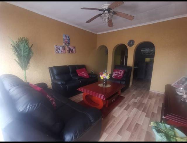 3 BEDROOM HOUSE FOR SALE IN BERTON PARK